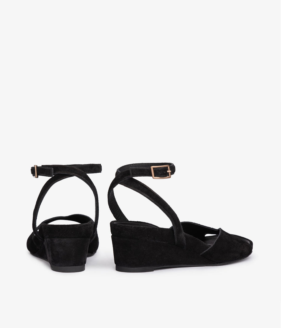 WAMIKA 01BLACKCASTORO 03