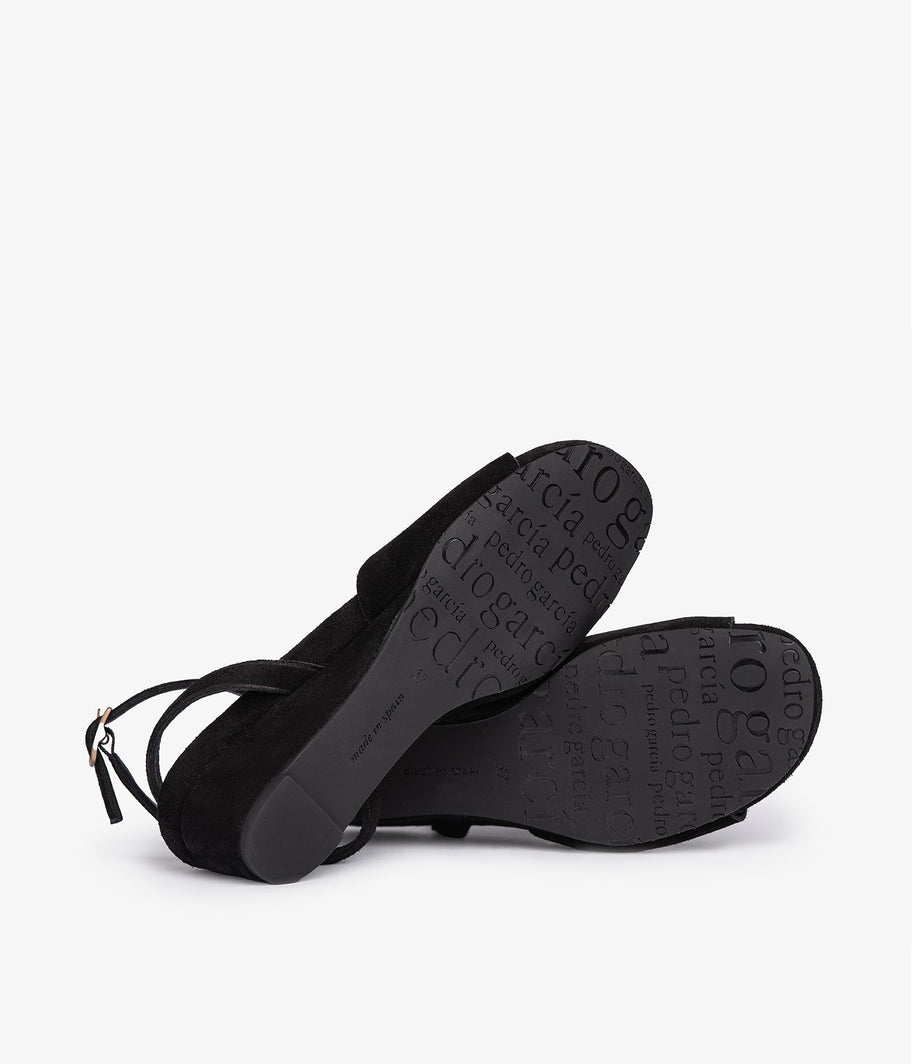 WAMIKA 01BLACKCASTORO 04