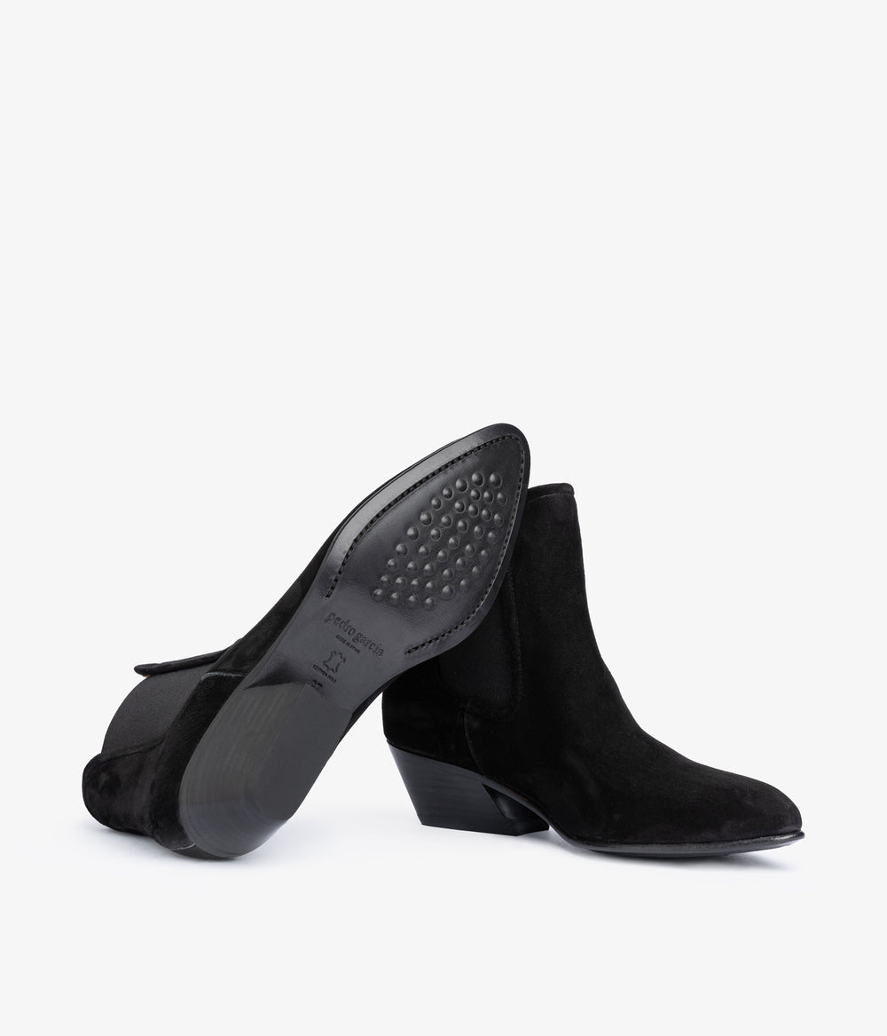 hela / black bessie suede
