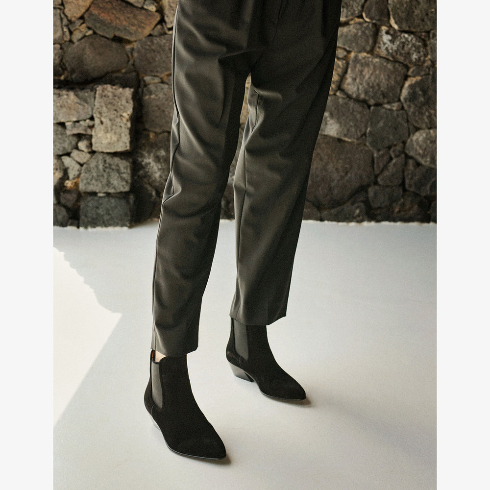 hela / black bessie suede