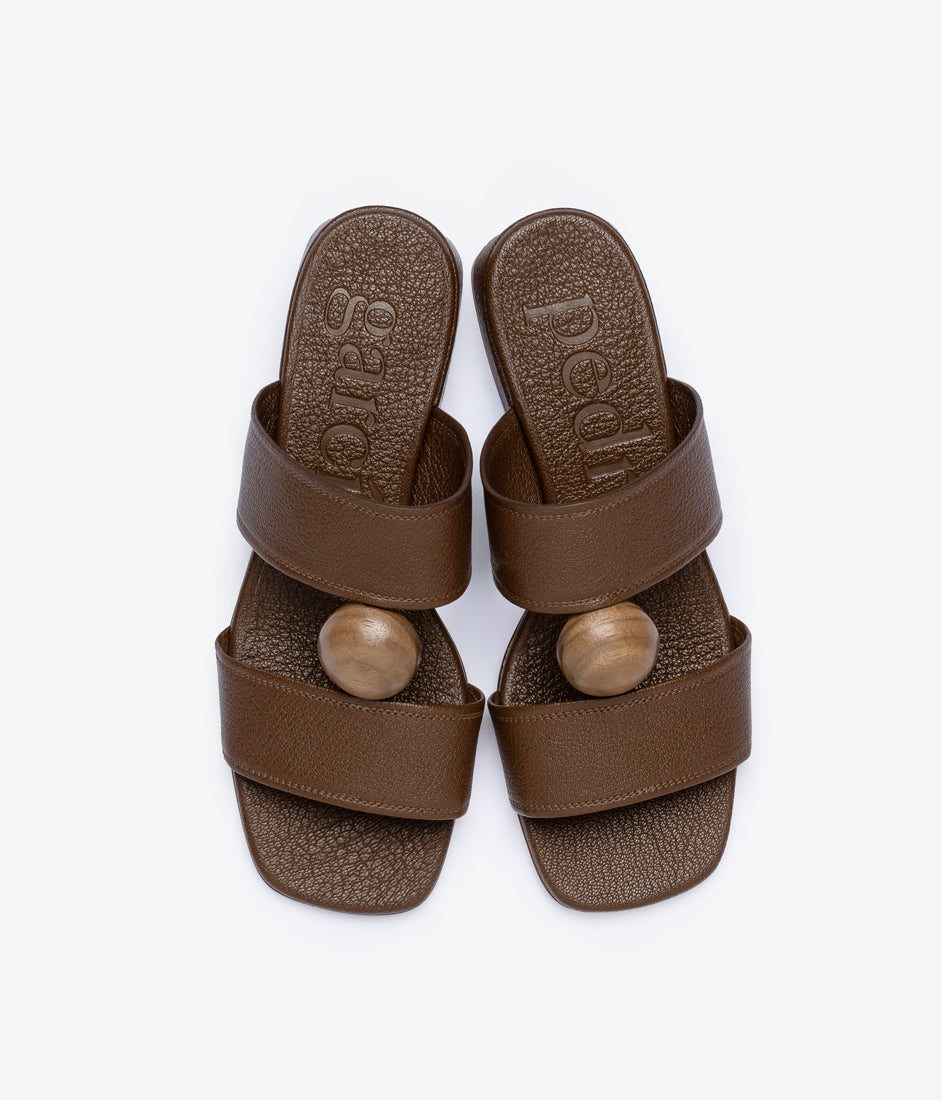 eris / chestnut petitgrain-walnut