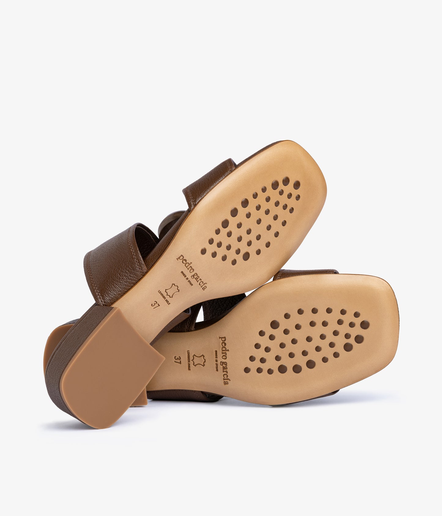 eris / chestnut petitgrain-walnut