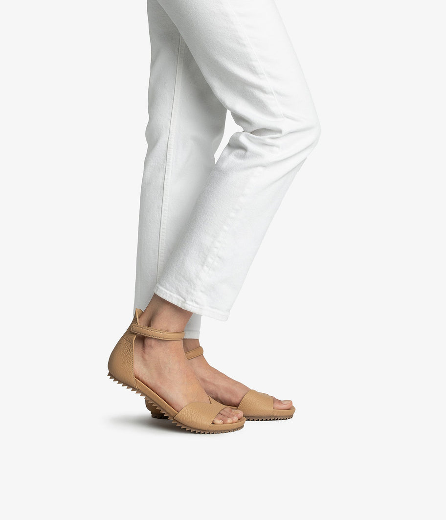 fussbett sandal camel leather velcro closure jela aw25 pedro garcia.1jela aw25 pedro garcia 1