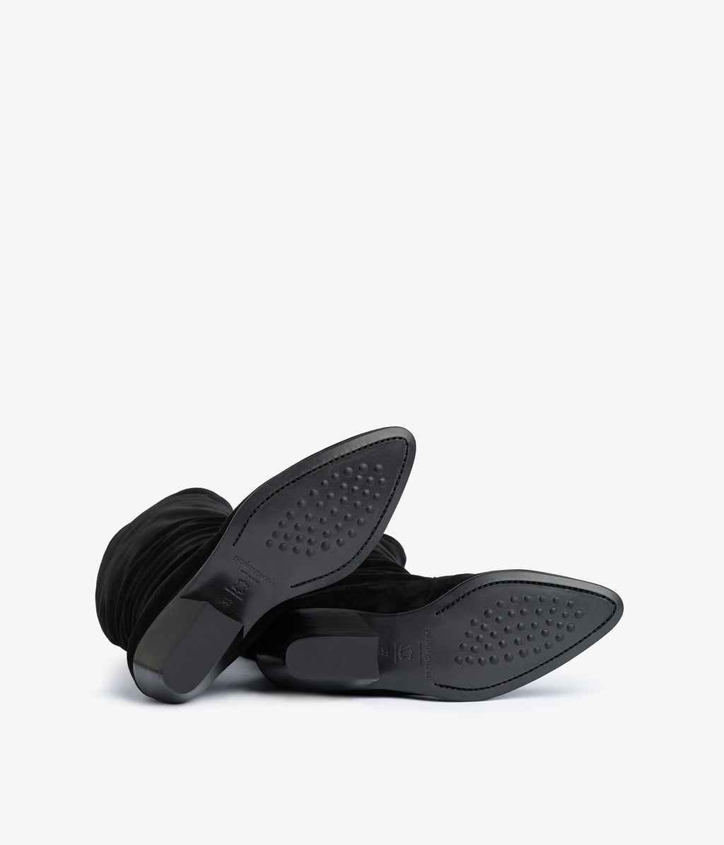 helle / black bessie suede