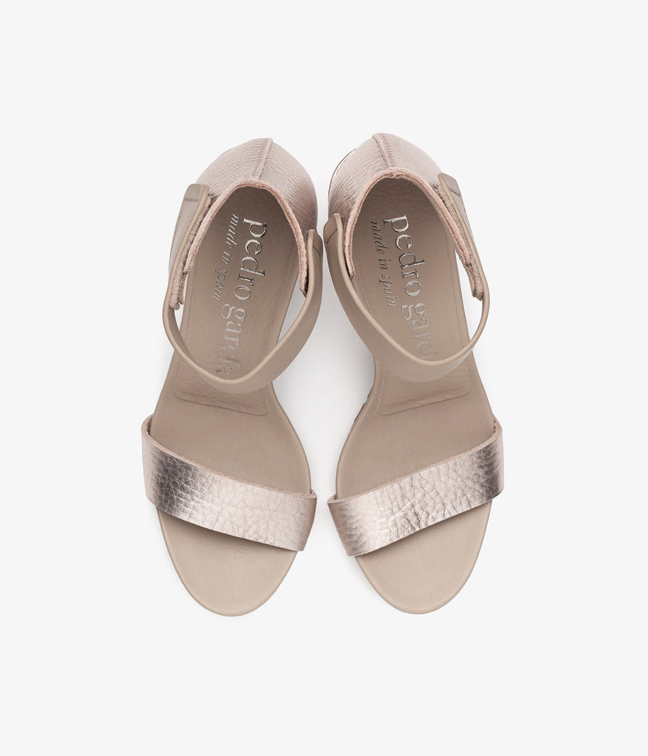 pedro garcia midi metallic beige sandal ess 4